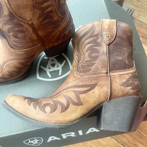Ariat Tan Leather Western Boots - Picture 2 of 5